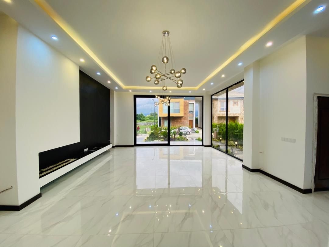 معلم دهان ينفذ طلاء جدار بمنزل في الدمام